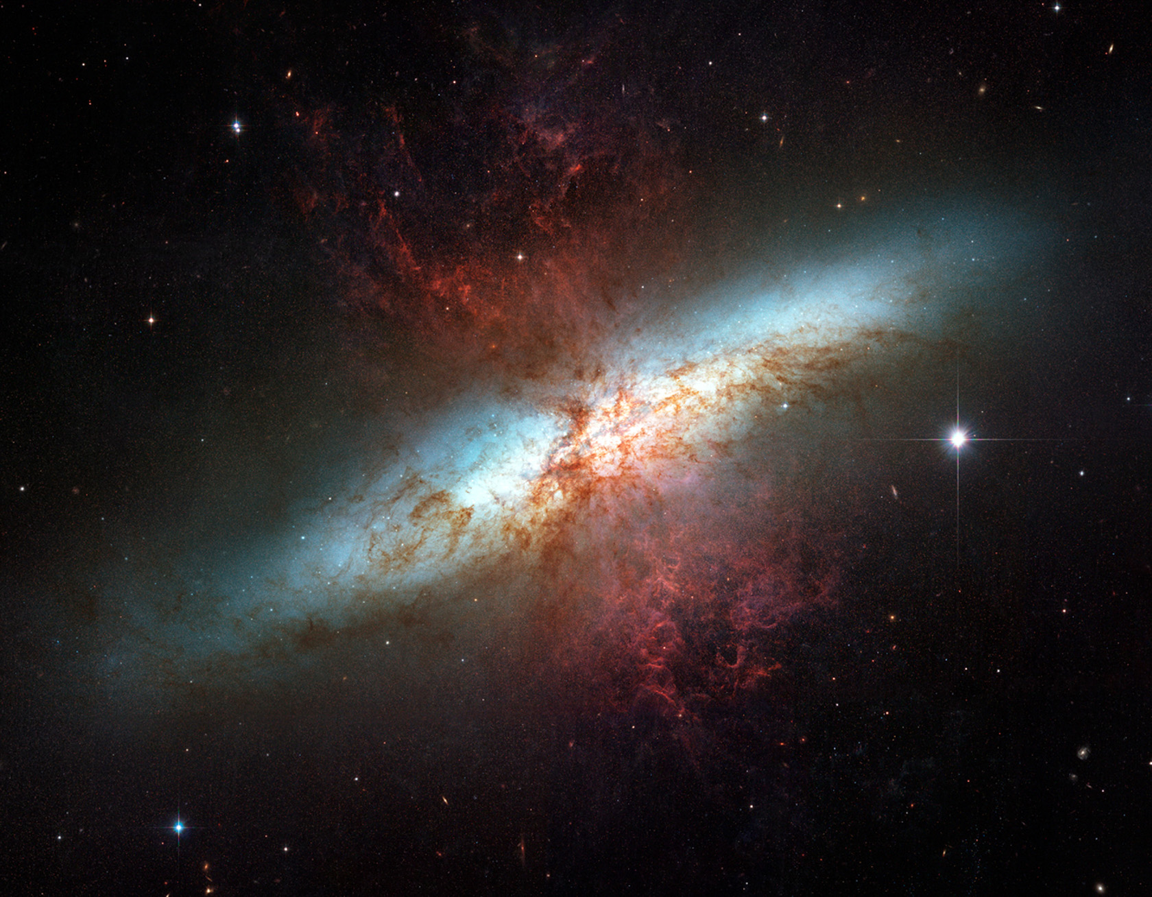 La Galassia Sigaro, conosciuta nota anche come M82, è una galassia nella costellazione dell'Orsa Maggiore. Si trova a circa 12 milioni di anni luce