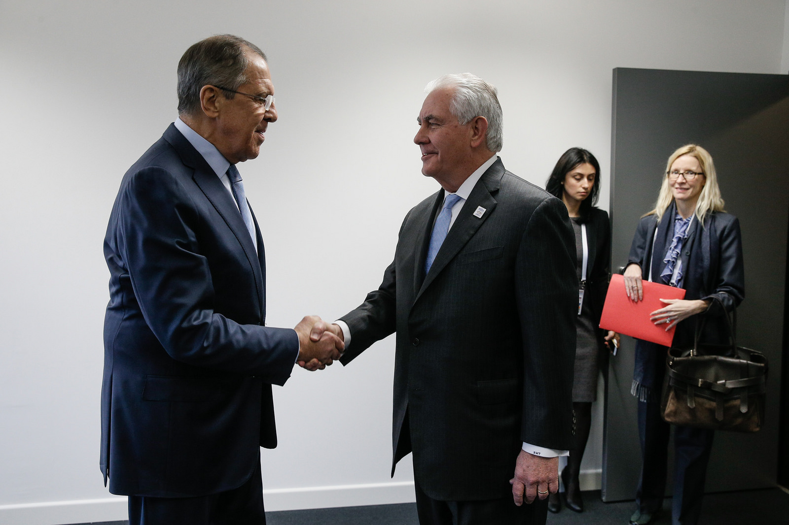 Menteri Luar Negeri Rusia Sergey Lavrov (kiri) berjabat tangan dengan Menteri Luar Negeri AS Rex Tillerson di Bonn, Jerman, pada Kamis (16/2).