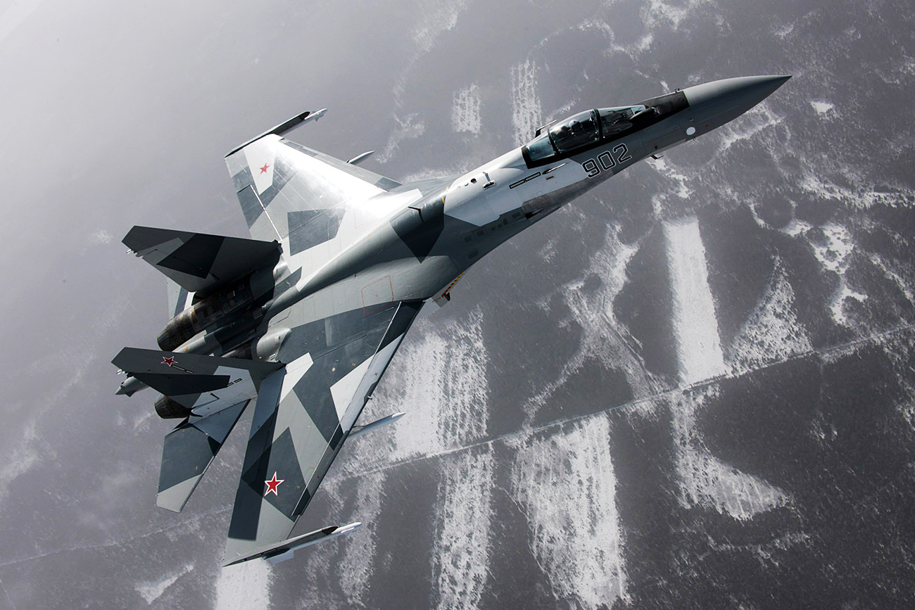 Le Su - 35S peut porter jusqu'à huit tonnes de missiles air-air et sol-air de différents rayons d'action.