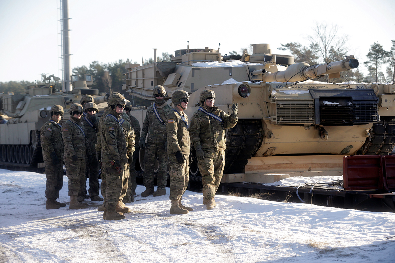 Ameriški vojaki ob tankih M1 Abrams, ki sodelujejo v Latviji v okviru Natove operacije Atlantska odločnost. Garkalne, Latvija, 8. februar 2017.