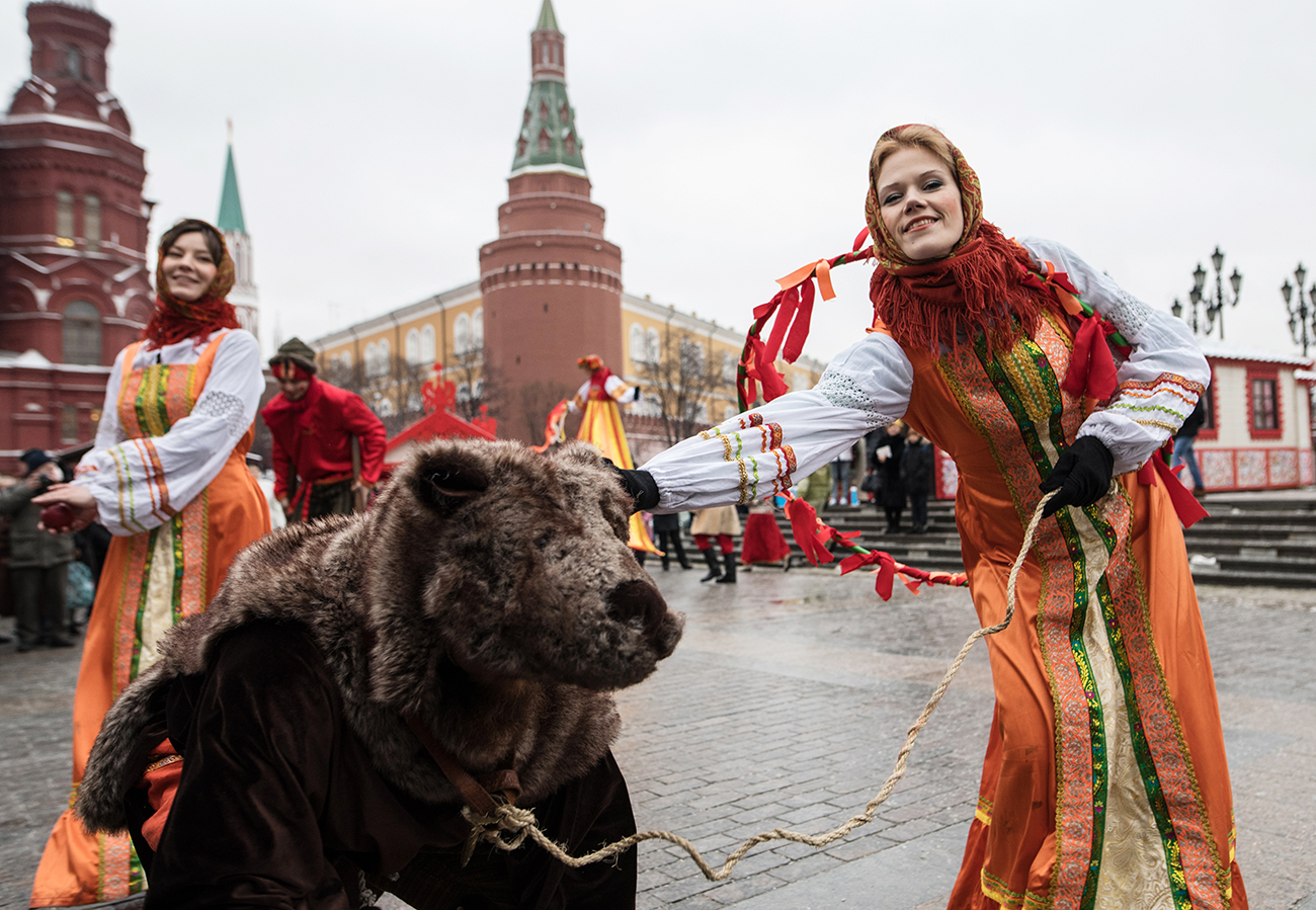 Костимирани актери со актер преправен во мечка на отворањето на фестивалот „Московска Масленица“ на плоштадот „Манежнаја“.