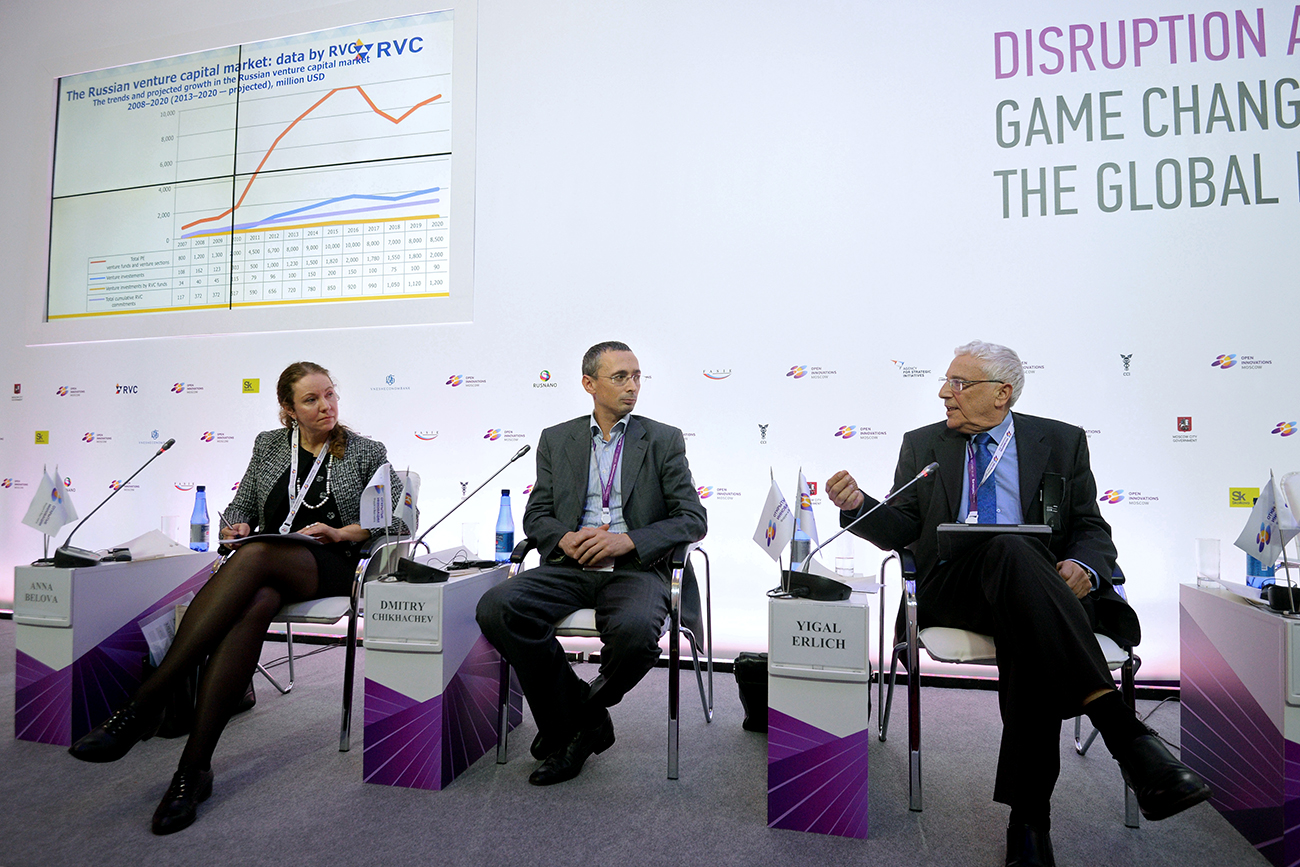 De gauche à droite : Anna Belova (RVC), Dmitri Chikhachev (Runa Capital) et Yigal Erlich (Yozma Group) au Forum "Open Innovations" à Moscou.