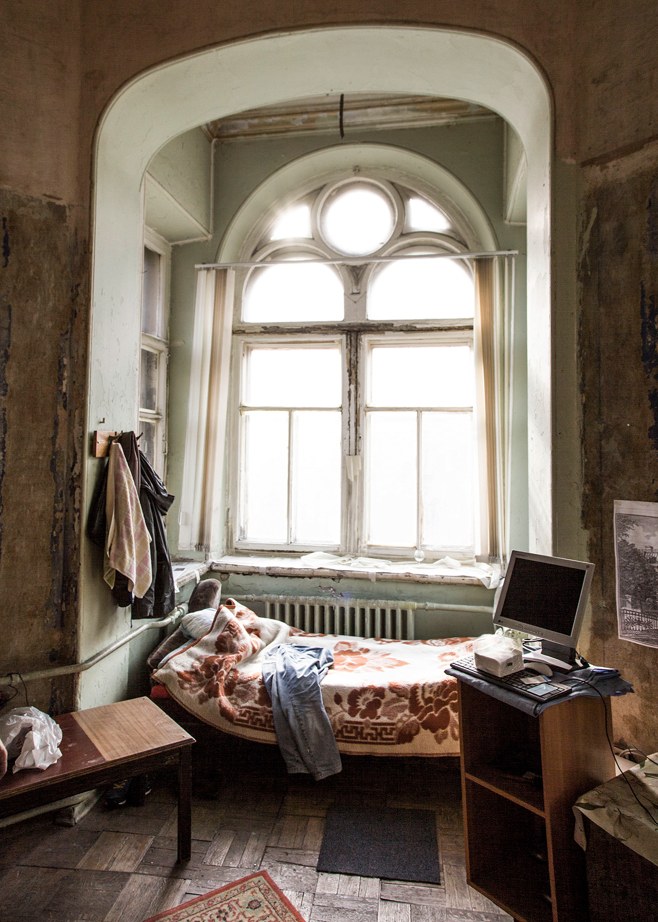 За самия основател на проекта Максим Космин интериорът на комуналните апартаменти е хоби. Като дете той живеел в покрайнините на Санкт Петербург в нормален апартамент, но се мести в старо жилище преди няколко години, защото иска да живее в историческа сграда с високи тавани.