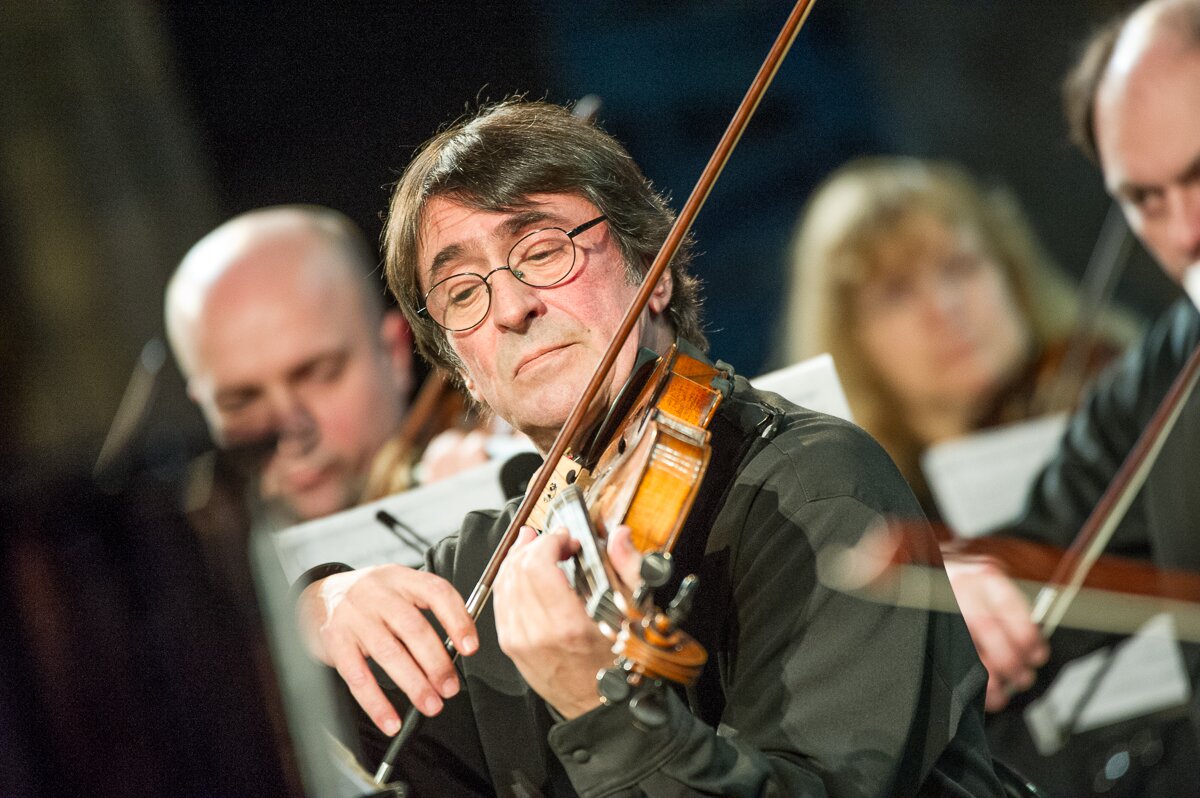 Юрий Башмет играет на альте на 10-ом международном зимнем фестивале искусств в Сочи