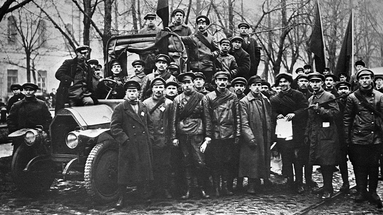 Синови Карла Буле такође су постали фотографи. Виктор Була је међу првима фотографисао Сергеја Јесењина неколико сати после његовог самоубиства (или убиства, према другој верзији) у хотелу „Англетер” у Санкт Петербургу. Као и његов отац, Виктор је фотографисао догађаје за време револуције 1917. године и предводнике револуционарног покрета – Лењина, Стаљина, Зиновјева и Троцког. // Припадници Црвене гарде на Коногвардејском булевару у Санкт Петербургу.