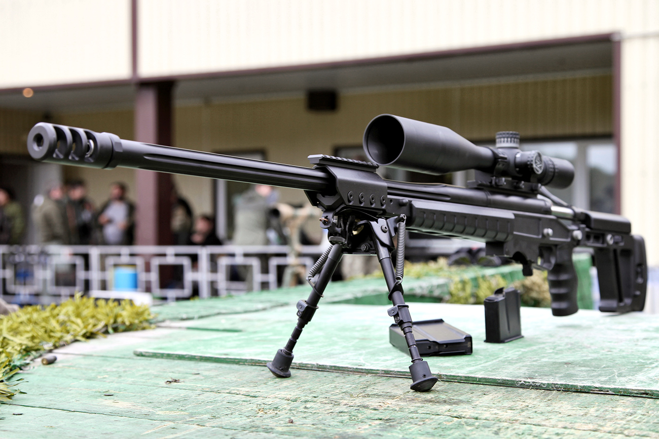 Senapan pendahulu Tochnost, T-5000 Orsis — diperkenalkan pada tahun 2011 — dirancang untuk peluru berukuran 7,62 mm dan 8,6 mm, serta mampu menyasar target hingga 1,6 km.