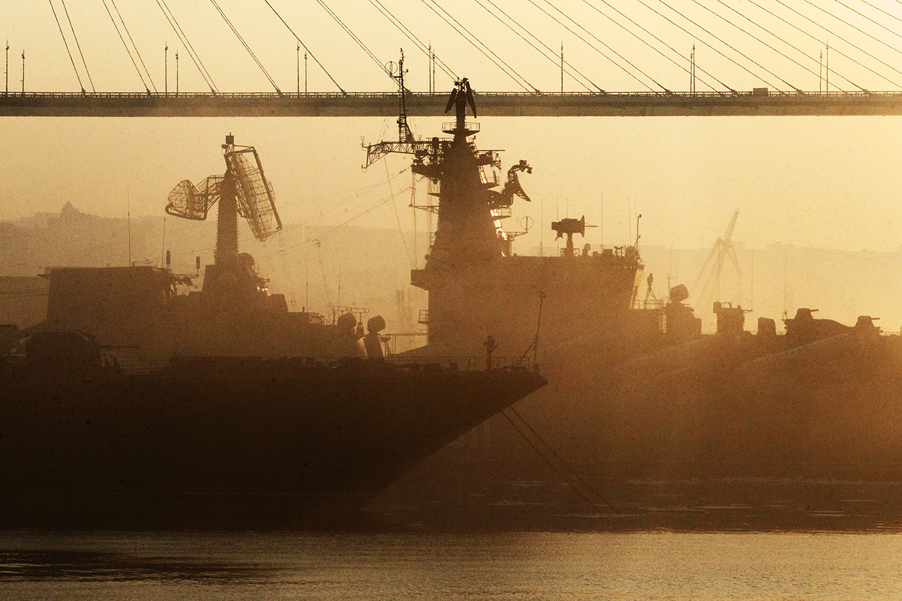 Combat ships of the Pacific Fleet near a	cable-stayed bridge in Vladivostok.