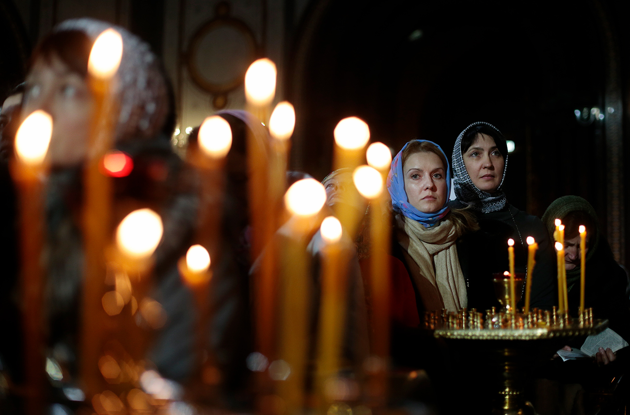 Ruski pravoslavni verniki na letošnji božični maši v moskovski Katedrali Kristusa Odrešenika.