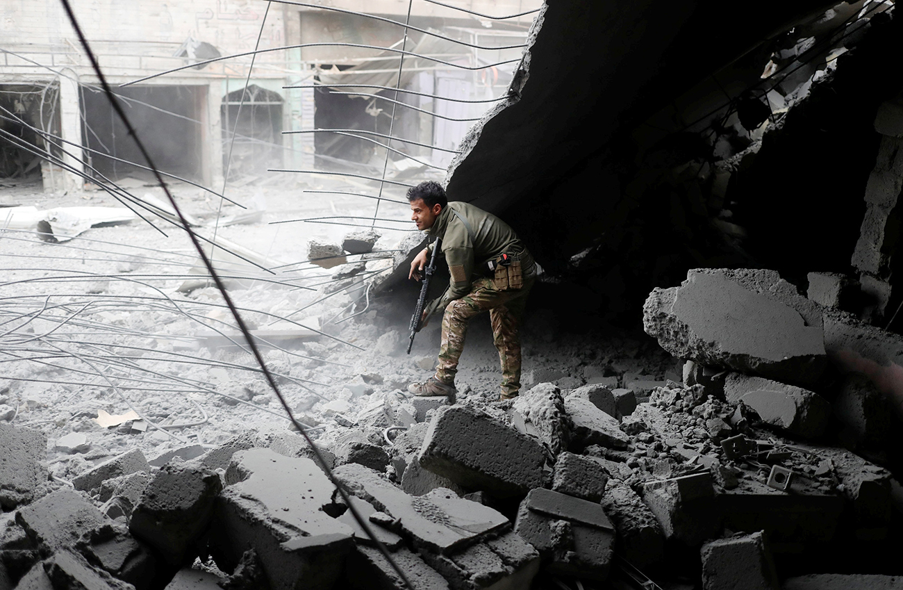 Ein irakischer Soldat geht durch ein infolge eines Lunftangriffes zerbombtes Haus in Mosul.