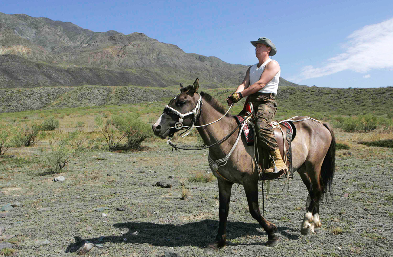 Presiden Rusia Vladimir Putin kala menunggangi kuda di Pegunungan Sayan Barat di Republik Tuva pada 2007.