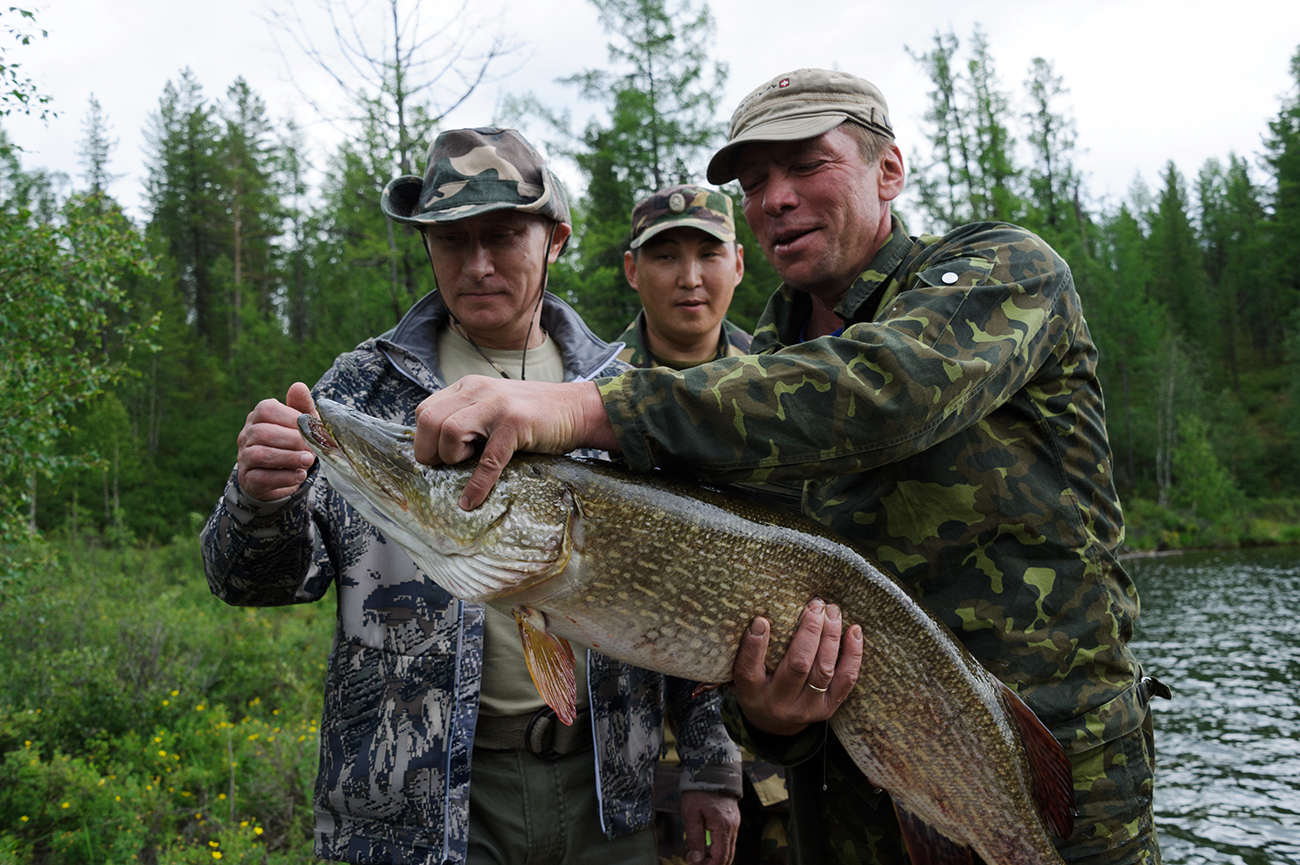 Путин лови риба.