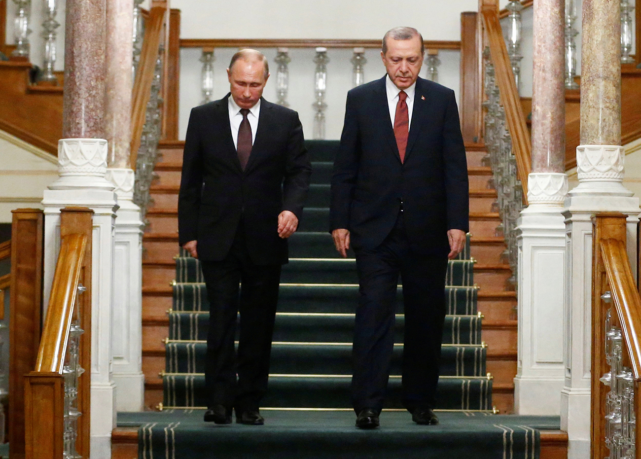Russian and Turkish presidents Vladimir Putin and Tayyip Erdogan arrive for a news conference following their meeting in Istanbul, Oct. 10, 2016.