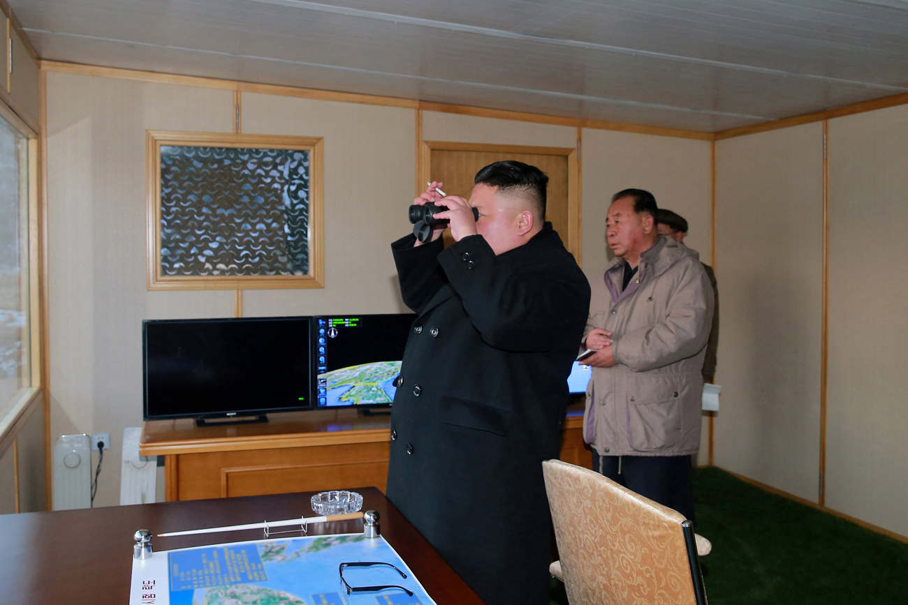 Pemimpin Korea Utara Kim Jong Un menyaksikan uji coba peluncuran misil Pukguksong-2 di Pyongyang, 13 Februari 2017.