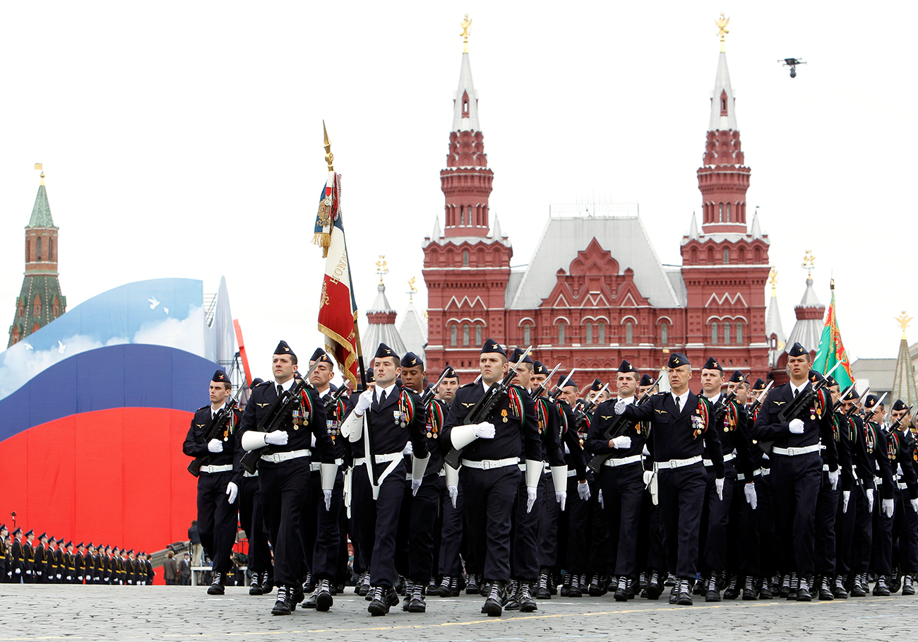 Des militaires français sur la place Rouge lors d'une répétition du défilé de la Victoire. Moscou, 2010.