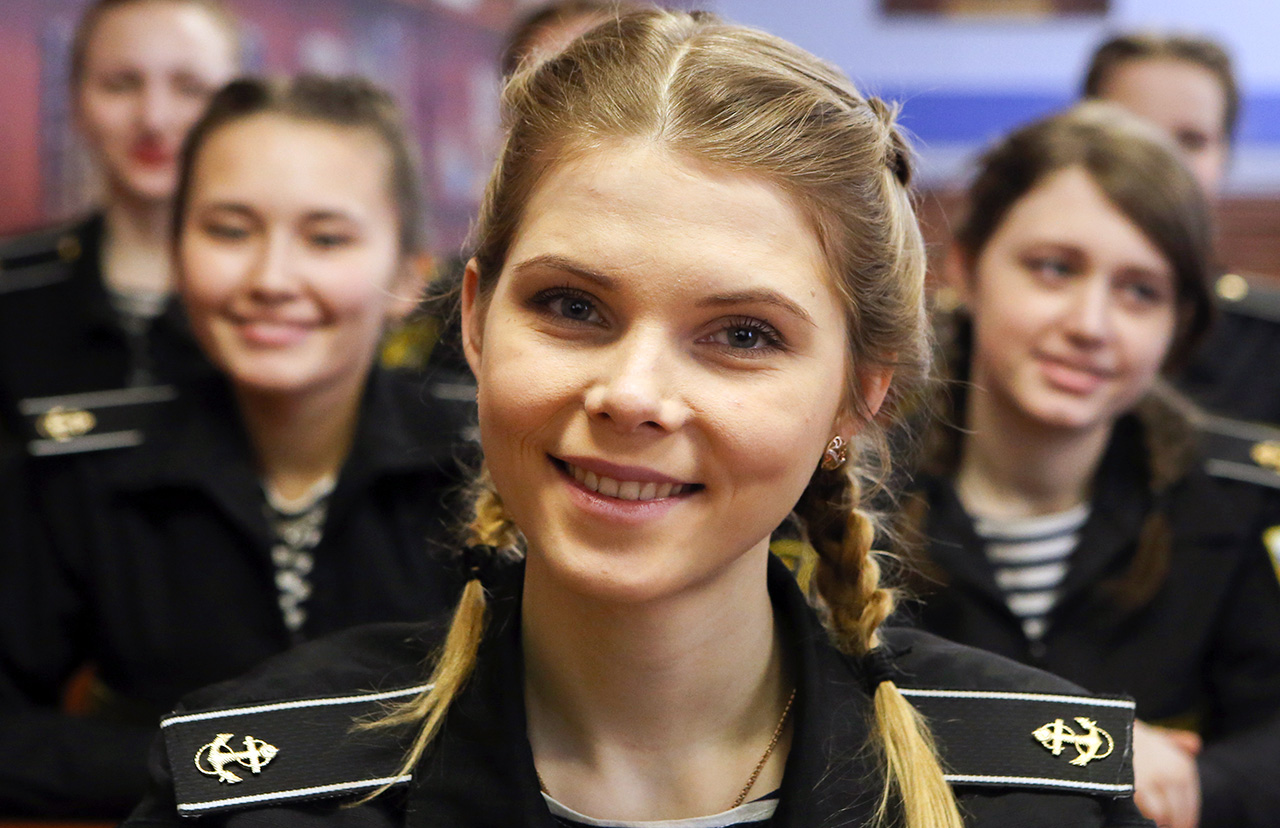 Девојки-кадети во Поморската академија „Кузнецов“. 2 март, Санкт Петербург, Русија.