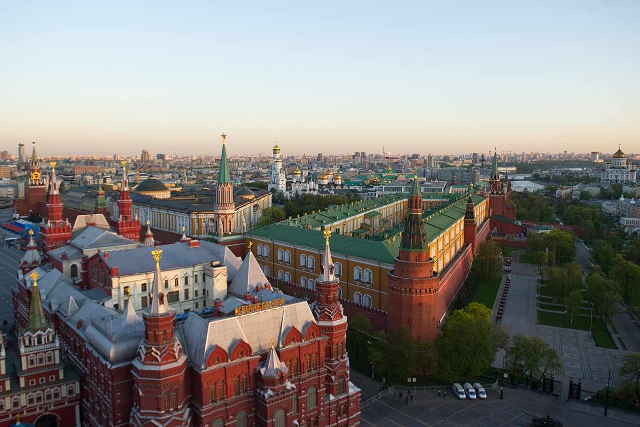 Kebanyakan wisatawan (95 persen di antaranya menggunakan paket tur dari penyedia jasa wisata) hanya tertarik dengan Moskow dan Sankt Petersburg.
