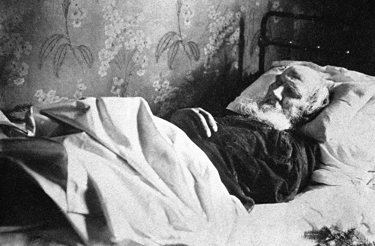 Lev Tolstói en su lecho de muerte en la estación ferroviaria de Astápovo. 