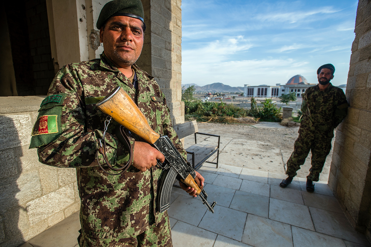 Ein afghanischer Soldat bewacht mit einem Kalaschnikow-Sturmgewehr in der Hand den Darul-Aman-Palast, zehn Kilometer von Kabul entfernt. 