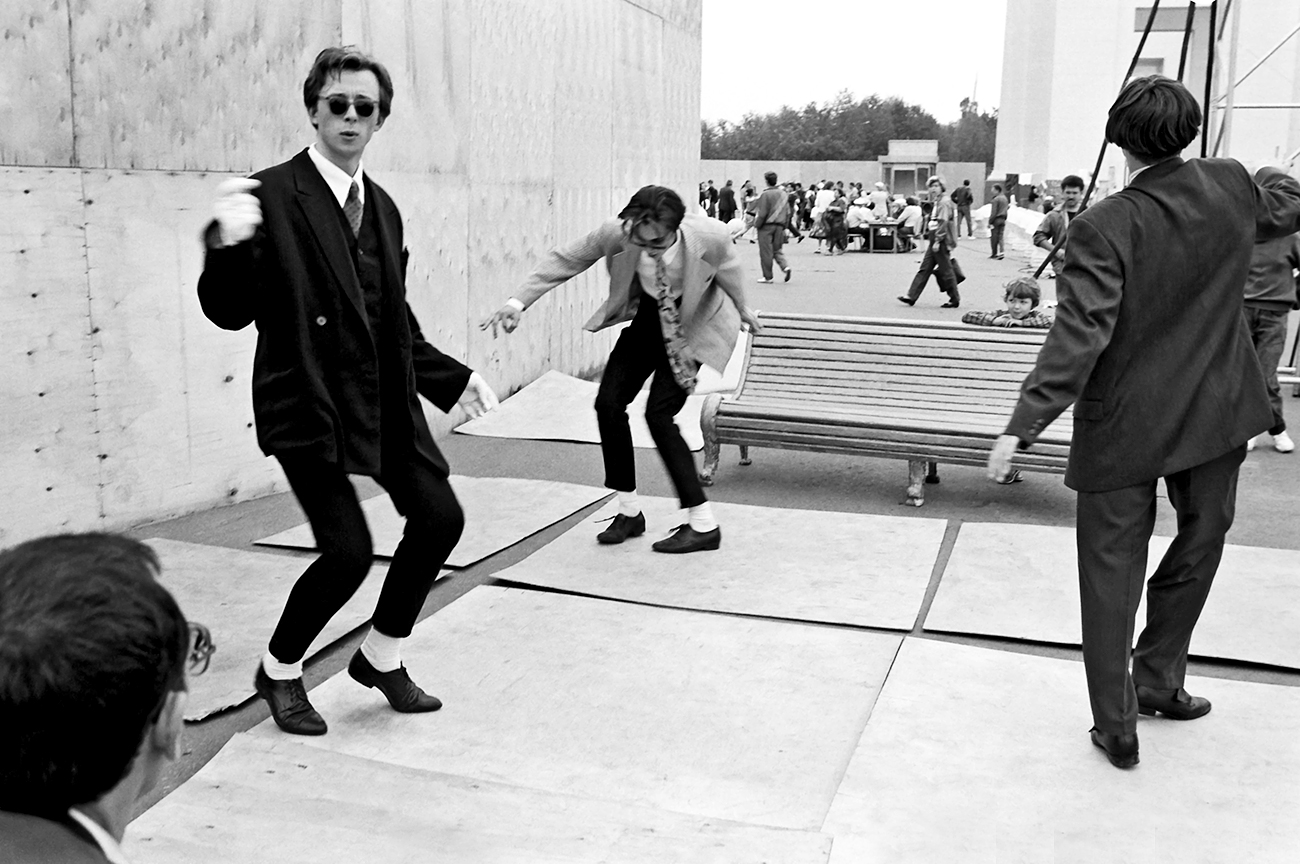 Moscow mods of the late 1950-ies dancing twist.