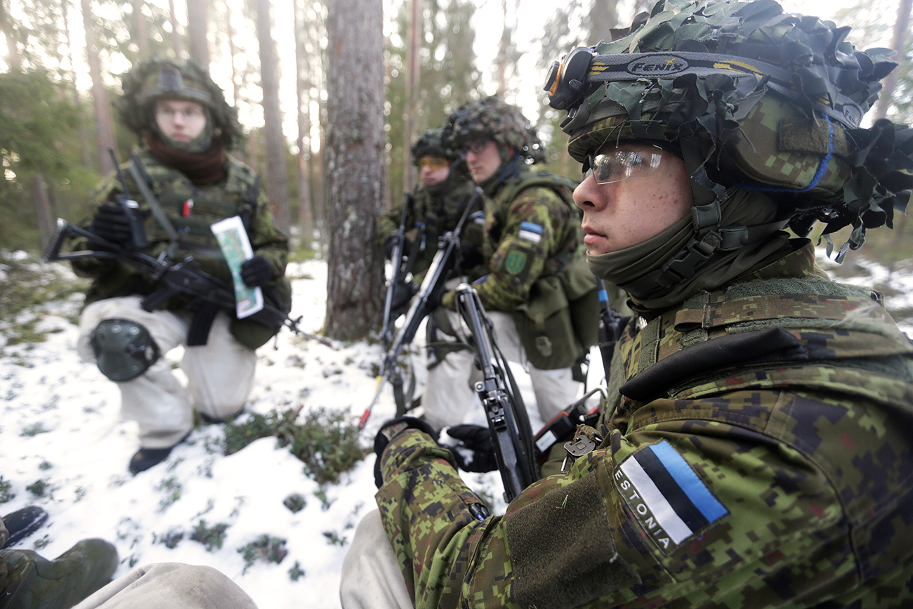 Soldados de Exército estoniano em treinamento tático nos arredores de Tapa, em fevereiro de 2017