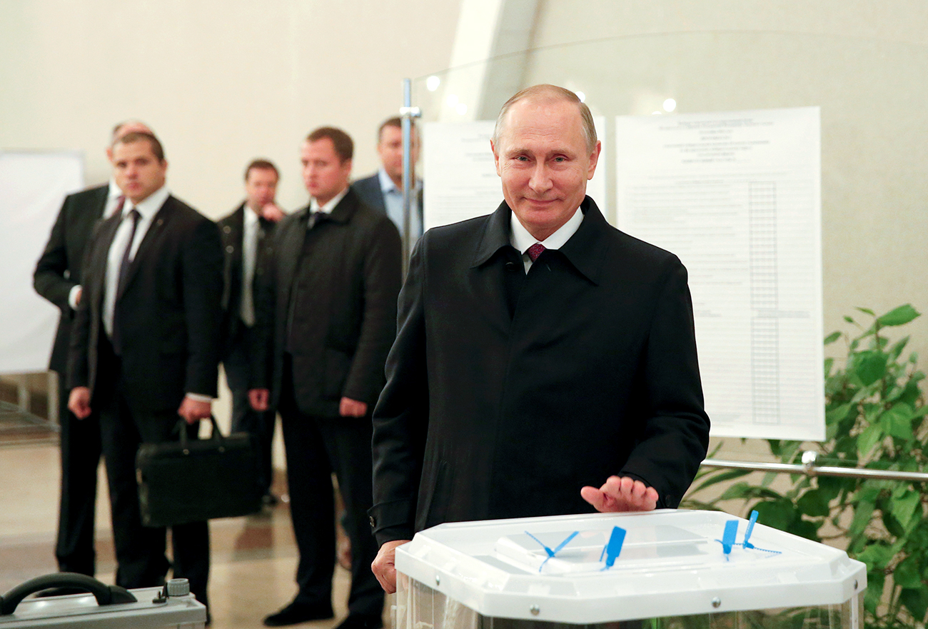 Vladímir Putin en un colegio electoral durante elecciones parlamentarias de 2016, Moscú.