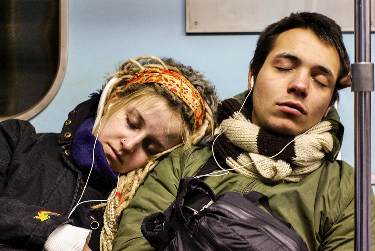 Млада двойка спи в метрото.