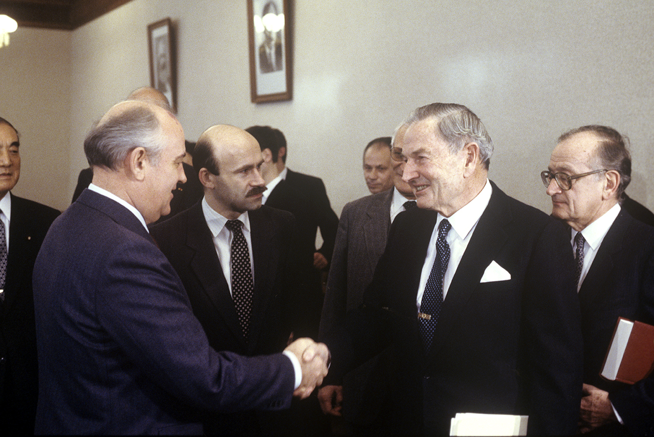 General Secretary of the CPSU Central Committee Mikhail Gorbachev, left, and committee co-chairman David Rockefeller (USA). Reception of the representatives of the Trilateral Commission during their USSR visit.