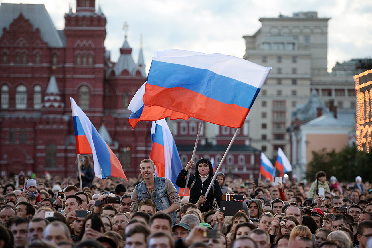 Московчани на концерт на Червения площад.