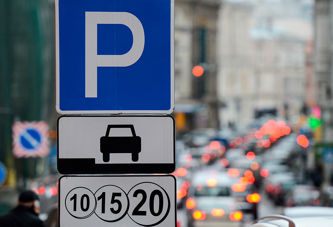 Dal 2012 a Mosca sono stati introdotti diversi parcheggi a pagamento. Il costo del parcheggio varia dai 40 ai 200 rubli all’ora (0,7-3,3 dollari circa)