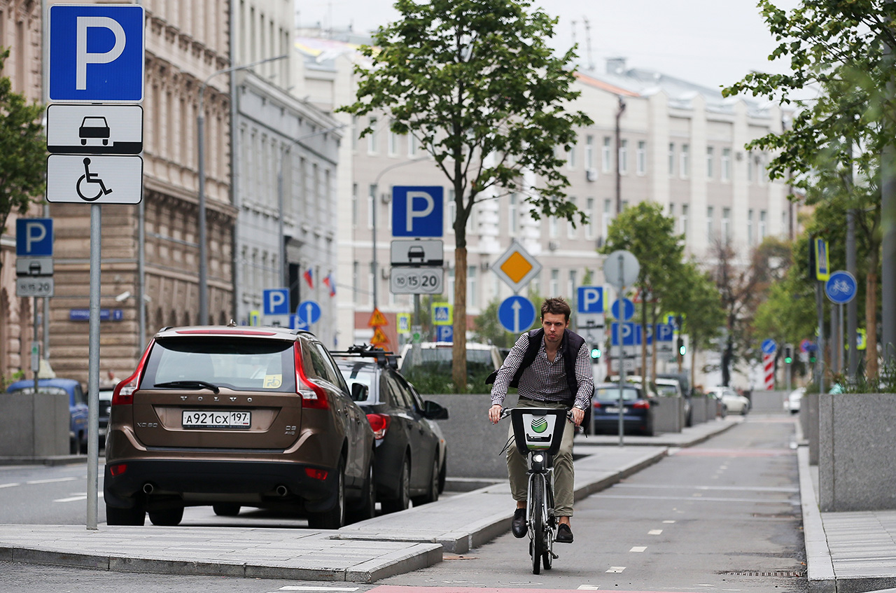 Nel 2014 è stato introdotto anche il servizio pubblico di bike-sharing che ha portato in città 330 stazioni di biciclette. Per utilizzarle è sufficiente registrarsi e la prima mezz'ora di corsa è gratuita
