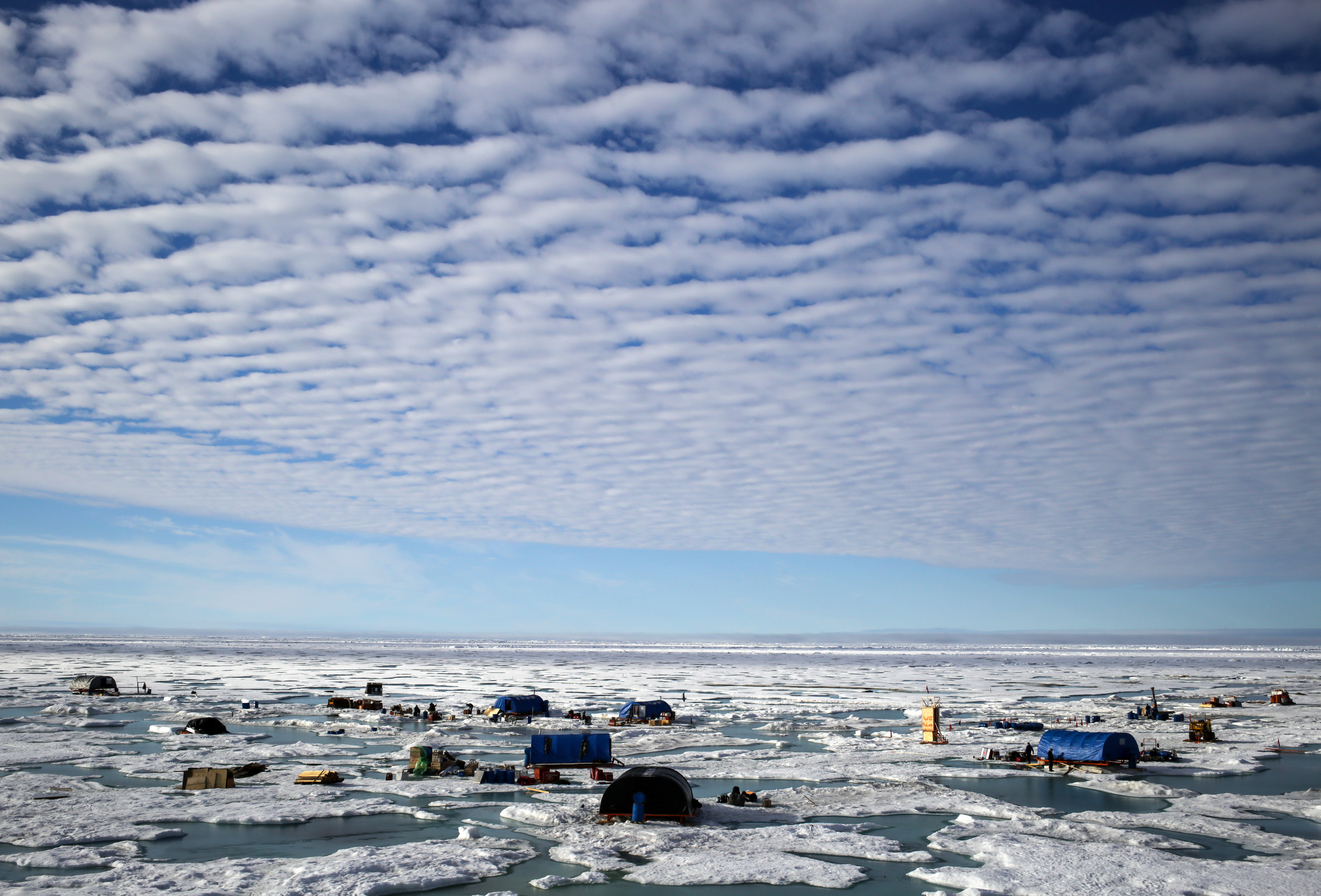 Para ilmuwan memperkirakan Arktik menyimpan 13 persen “unproven oil reserves” (cadangan minyak belum pasti) di dunia dan 30 persen cadangan gas bumi.