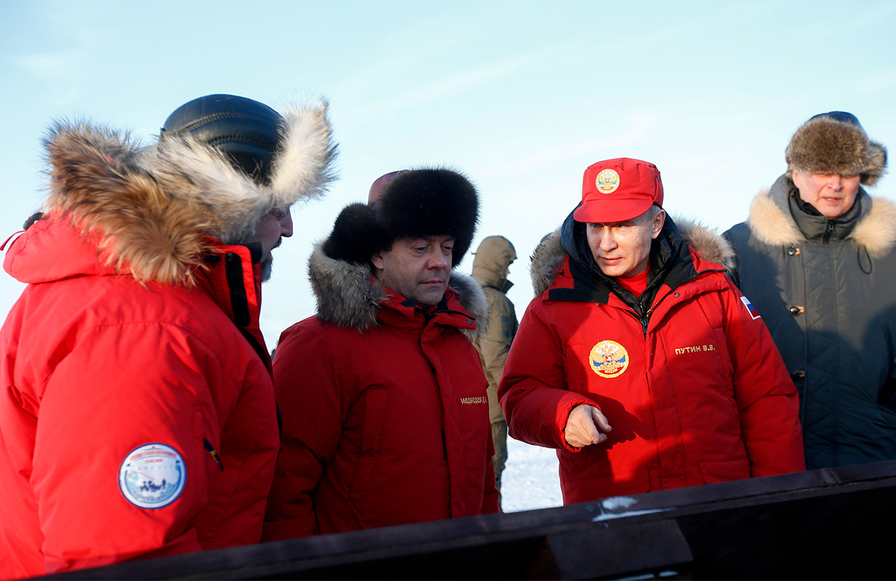 Der russische Präsident hatte die Arktis zuletzt im Jahr 2010 besucht. Damals veranlasste er die Räumung der nördlichen Gebiete Russlands. Das russische Führungsduo hat sich auf die Wetterbedingungen vorbereitet. Bei ihrer Ankunft trugen sie rote Daunenjacken mit Pelzkragen.