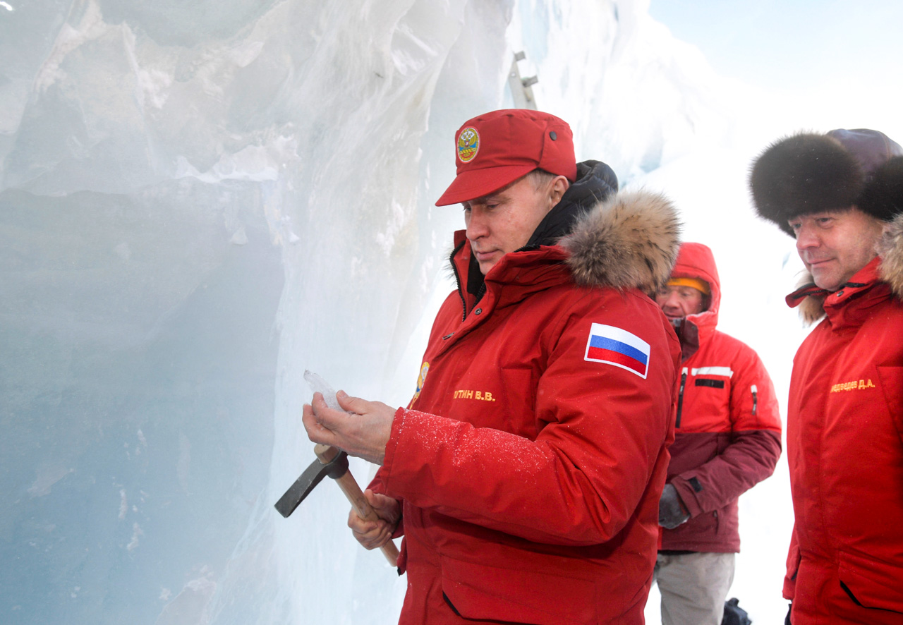 À l’intérieur, Vladimir Poutine et Dmitri Medvedev ont admiré de gigantesques stalactites. Le président a exprimé son souhait de manier le piolet d’alpiniste et a détaché plusieurs morceaux de glace pour des recherches scientifiques.