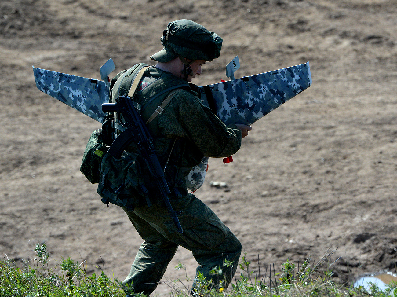 Seorang tentara Rusia bersiap-siap menerbangkan sebuah drone.