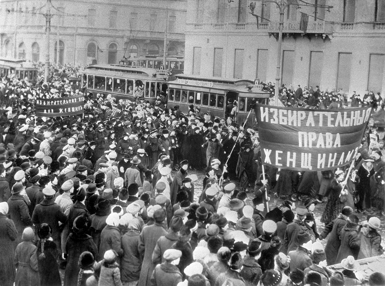 Frauen demonstrieren für ihr Stimmrecht – eine von vielen Protestaktionen während der Februarrevolution 1917 in Petrograd.