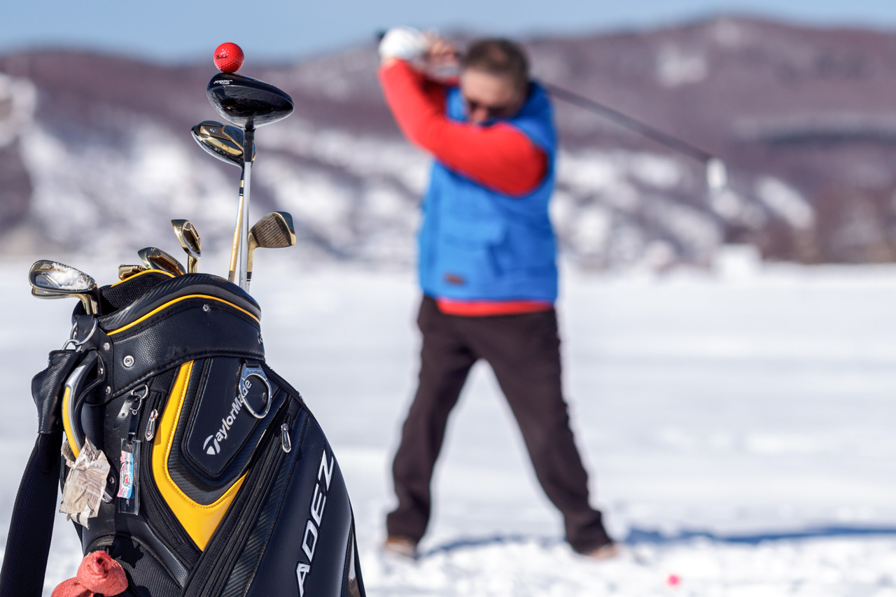 Zimski golf je prilika da se Bajkal vidi iz druge perspektive: golferi na ledu mogu šetati duž ledenih pukotina u obliku rešetke između hridi i otočića prekrivenih ledom koji neobično podsjećaju na medenjake posute šećerom. Ljeti se do ovih mjesta ne može doći brodom zbog oluja i bura. 