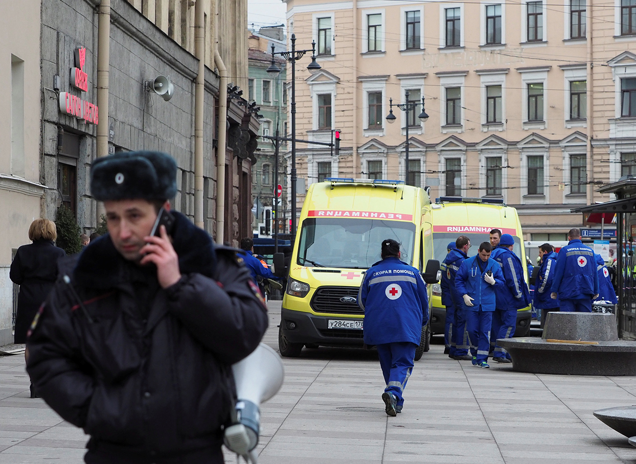Forze dell'ordine fuori dalla stazione "Tekhnologicheskij Institut" di San Pietroburgo, dove è avvenuto l'attentato.