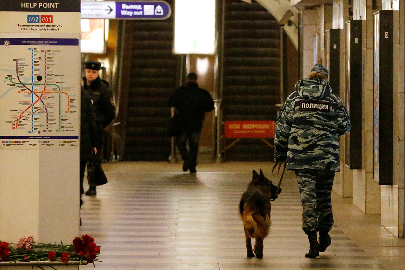 A police officer walks with a dog at Tekhnologicheskiy Institut metro station in St. Petersburg, April 4, 2017.