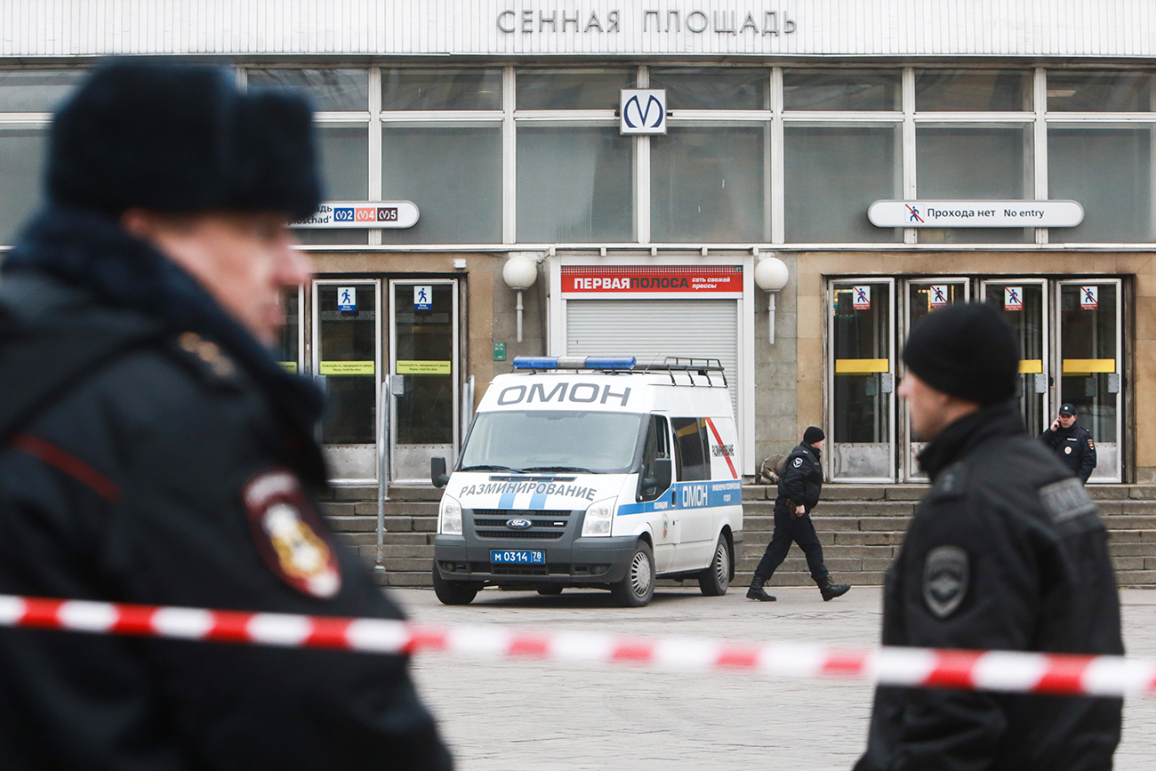 Forze di polizia pattugliano la stazione Sennaya Ploshchad della metropolitana di San Pietroburgo.