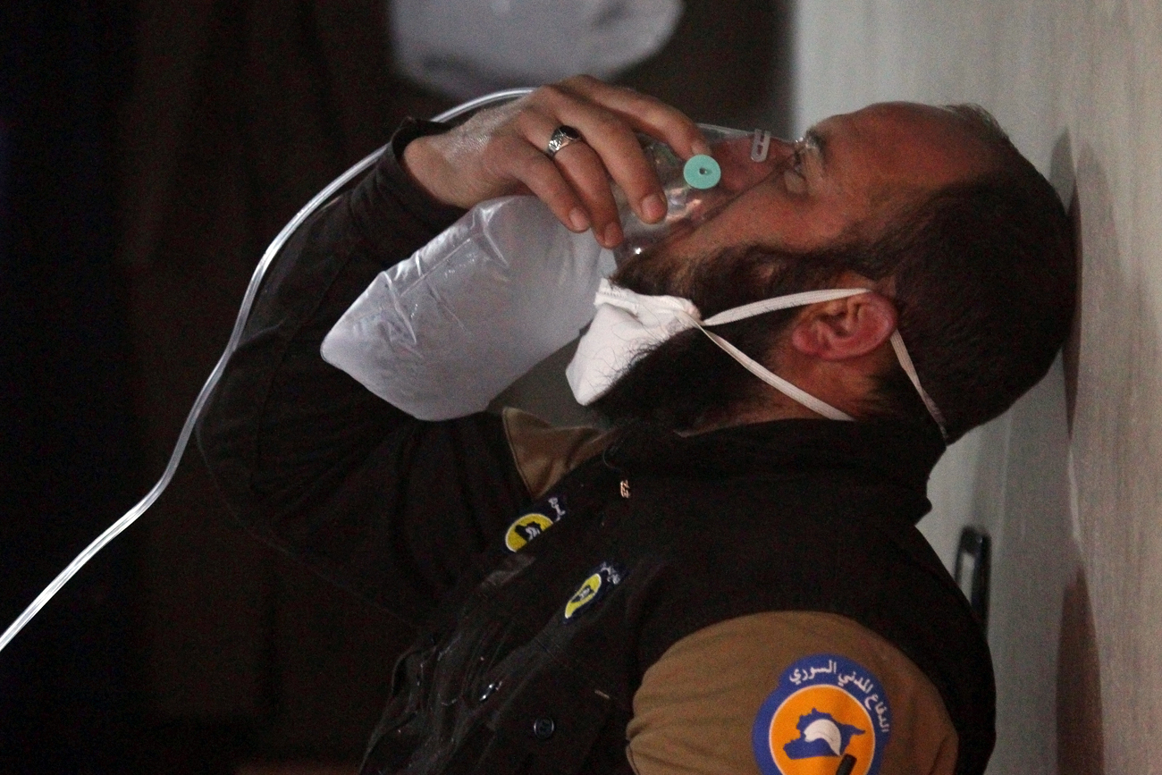 Ein Mitglied des syrischen Zivilschutzes wird nach einem mutmaßlichen Giftgasangriff in der nordsyrischen Stadt Chan Scheichun von Rettungskräften behandelt.