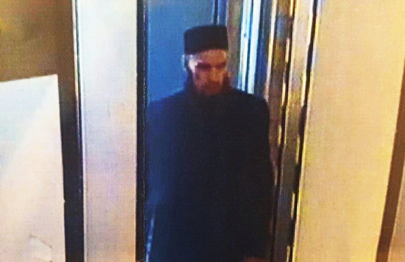 L’immagine ripresa dalle telecamere di sicurezza e diffusa poche ore dopo l’attentato del 3 aprile nella metro di San Pietroburgo, inquadra l’uomo inizialmente indicato come presunto terrorista. La notizia è poi stata smentita.