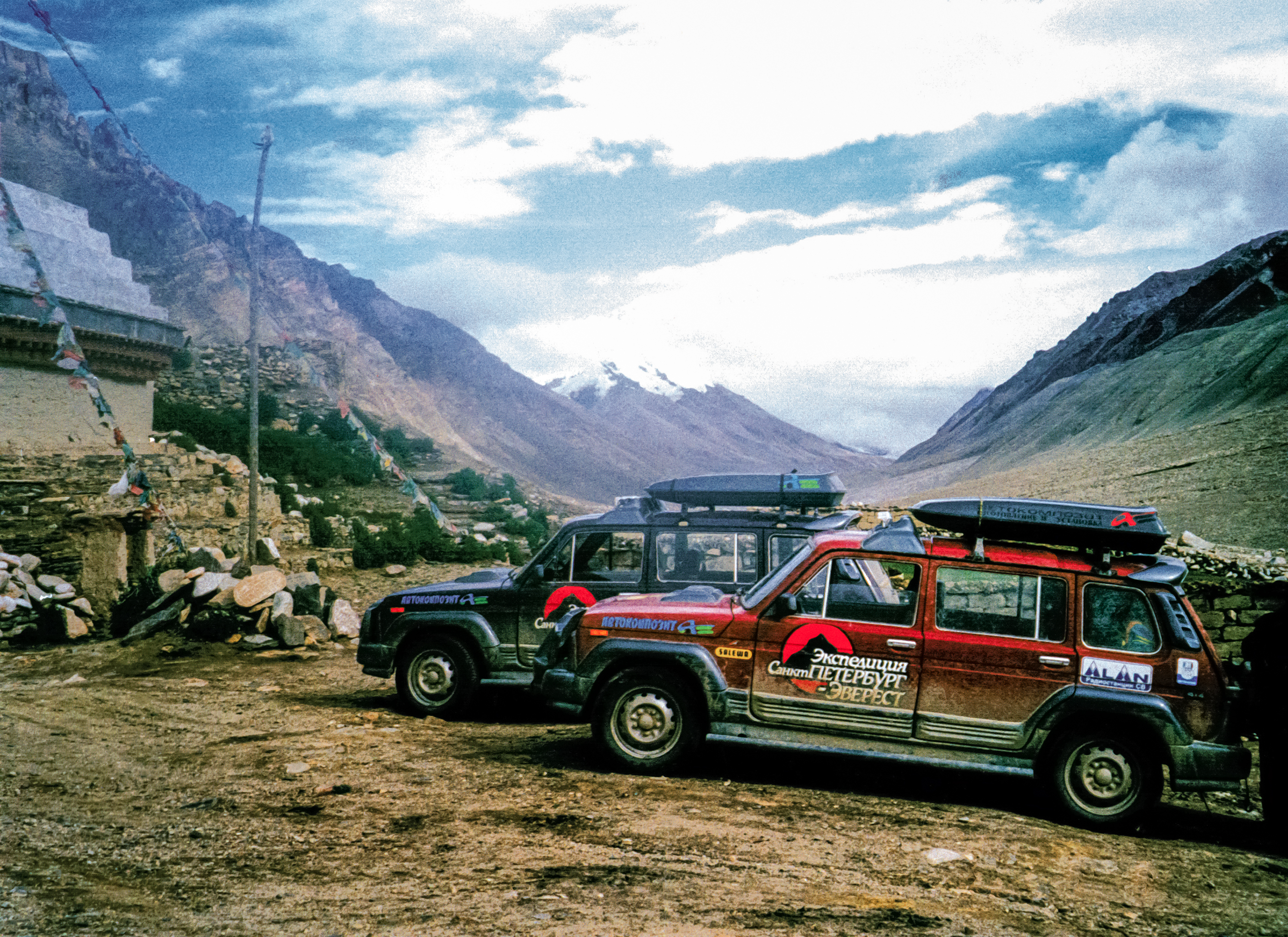 The Niva has several altitude world records to its name. In 1998, the vehicle climbed to Everest Base Camp (5,200 meters above sea level) without assistance. The British Land Rover tried to surpass this achievement, but could only rise to the record altitude of 5,642 meters with the help of cables and winches. A year later, the Niva drove onto the Tibetan plateau in the Himalayas (5,726 m above sea level).