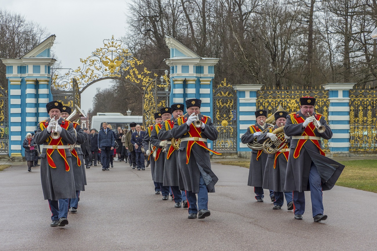 Last formal visit of the regiment members took place in 1895. They were greeted by the members of The Russian Imperial Guard and visited Tsarskoe selo, as their brother-officers did today. // Scottish guests were met with orchestra as 122 years ago.