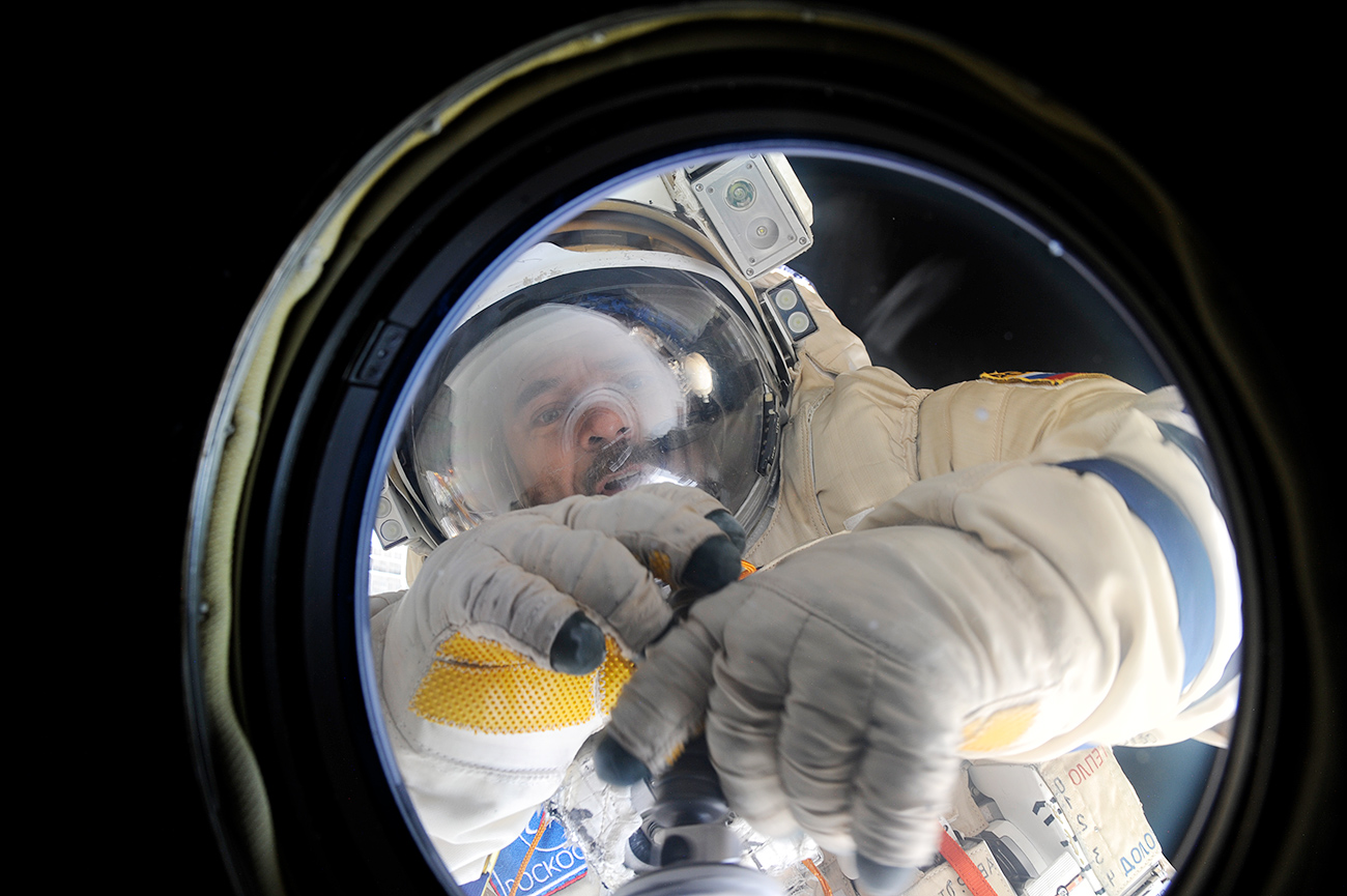 Космонаутот на „Роскосмос“ Михаил Корниенко чисти прозорче на Меѓународната вселенска станица во текот на неговото второ излегување во отвореата вселена на 10 август. 