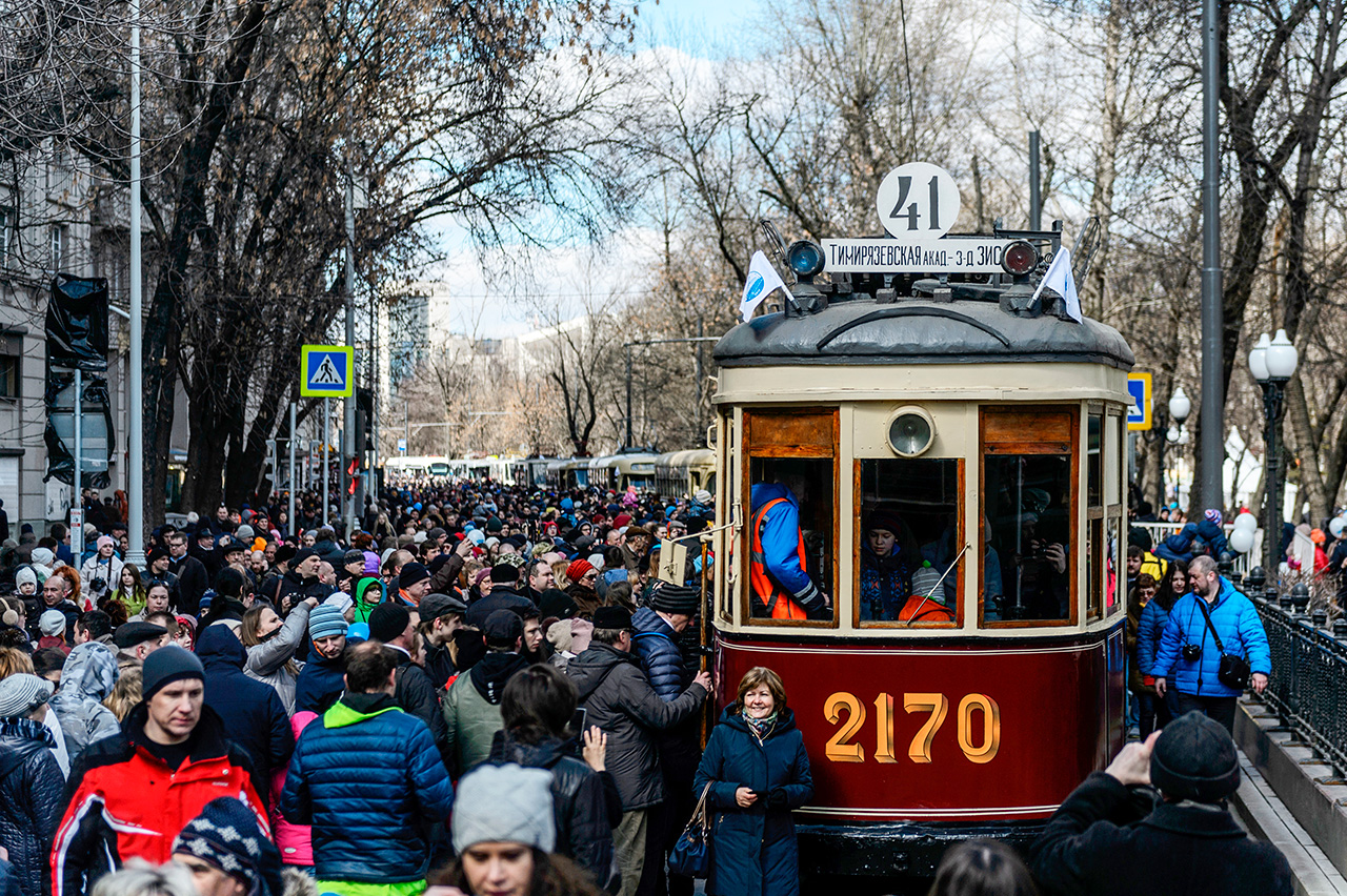I moscoviti si sono radunati per osservare da vicino i 16 tipi di tram di una volta
