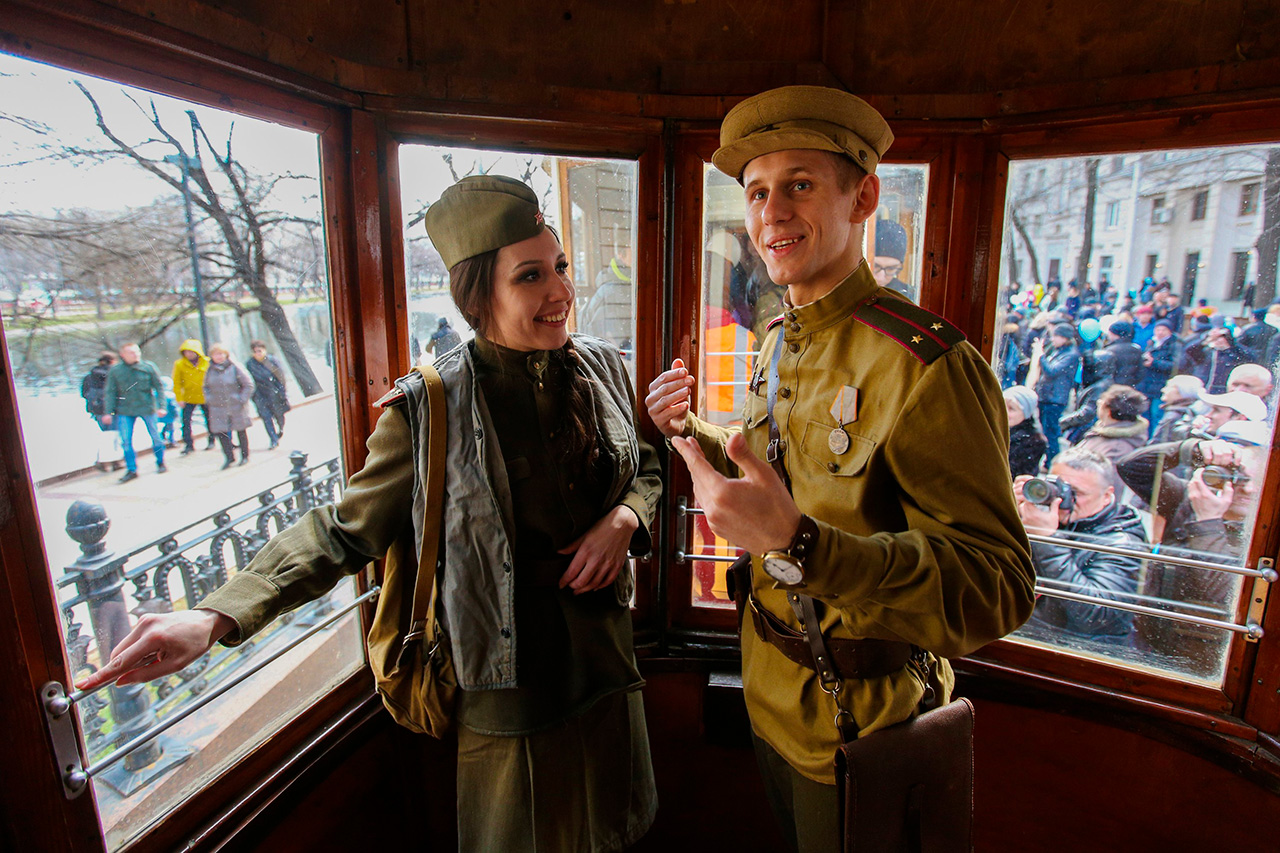 Para dar mais autenticidade ao evento, atores em trajes históricos trabalharam a bordo dos bondes retrô. Nesta foto, retratam os uniformes do tempo de guerra.
