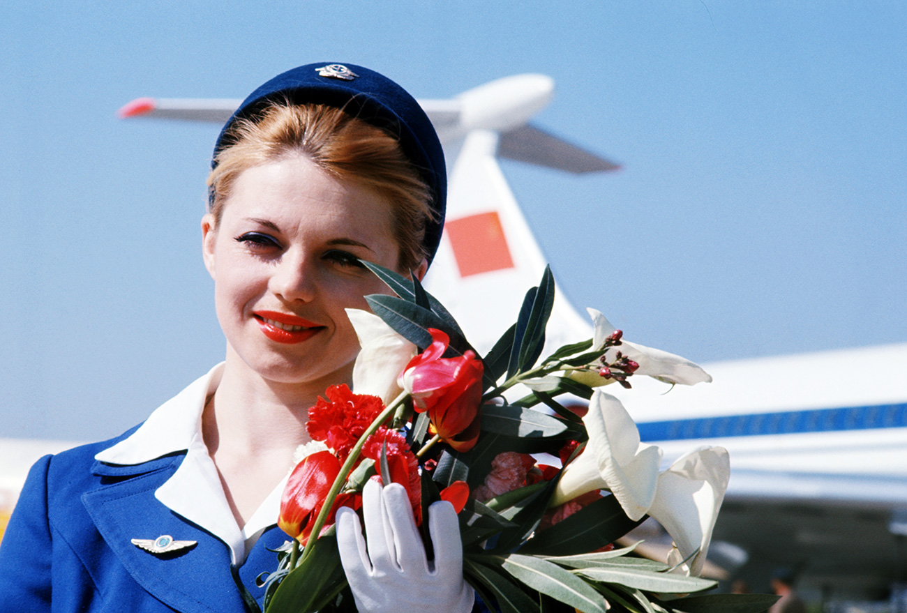 モスクワ・東京間の定期便は、アエロフロートとJALの共同運航であり、胴体には両航空会社のロゴタイプと社名が記されていた。サービスも両社の従業員が行った。こうした方式は、職業上の経験を交換するのに役立った。＝