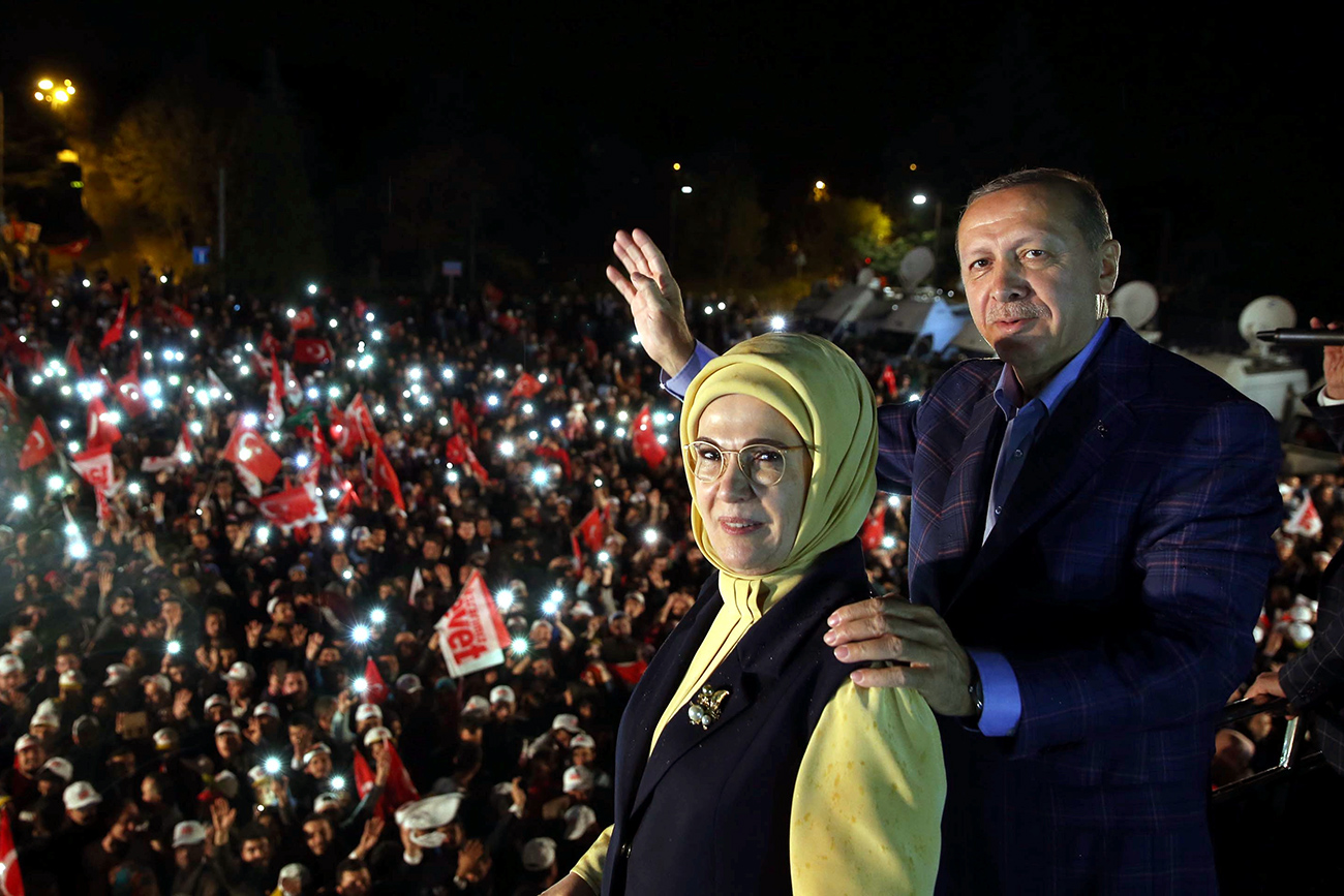 Турският президент Реджеп Ердоган със съпругата си Емине поздравява своите поддръжници в Истанбул, 16 април 2017 г.