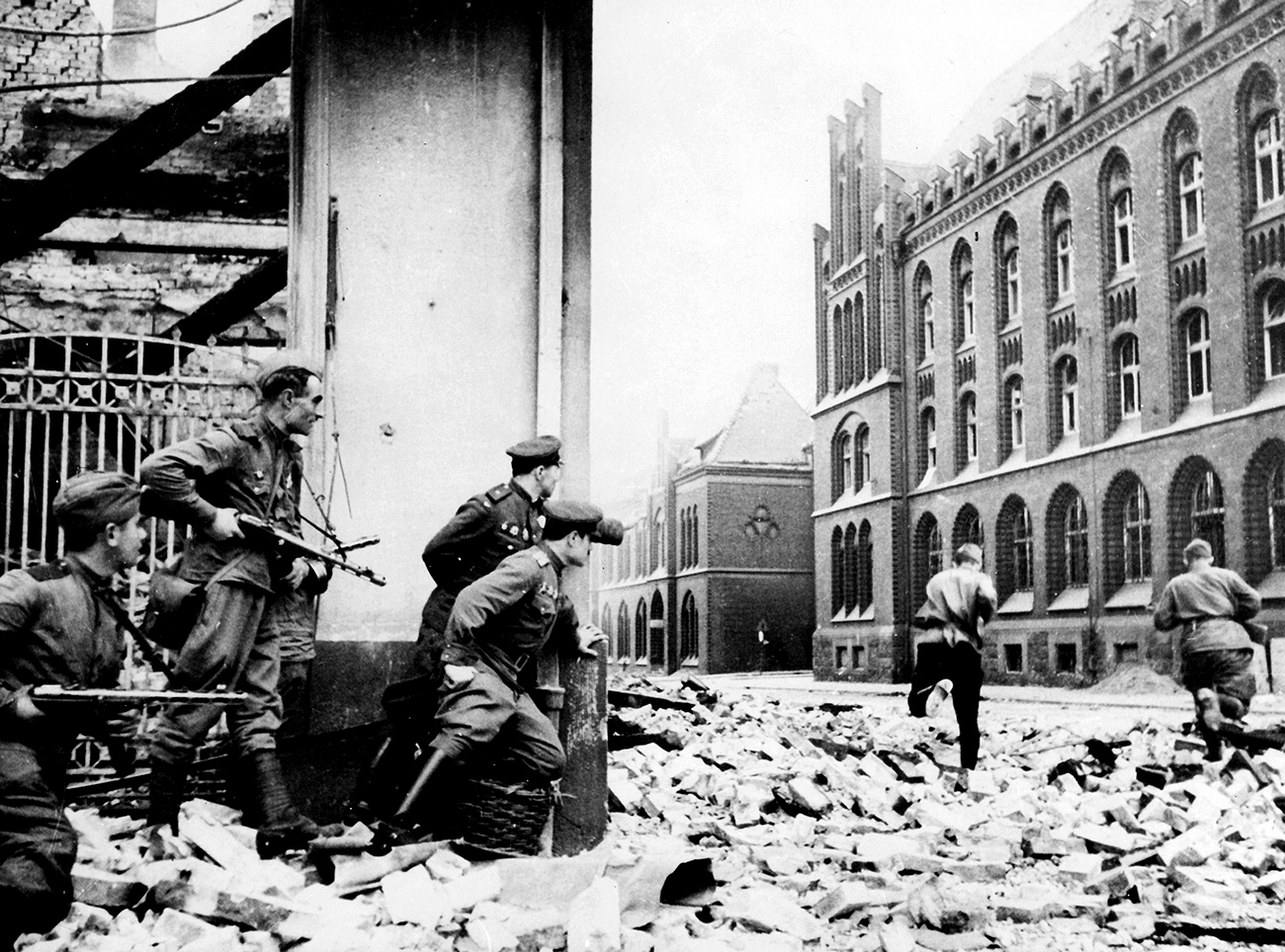 Совјетски војници на улицама Берлина у априлу 1945.  