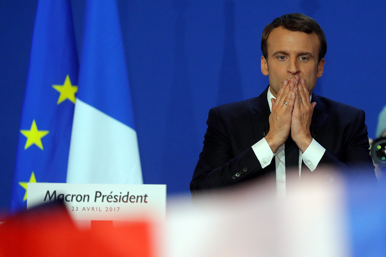 Емануел Макрон, лидер на политичкото движење „Напред!“ и кандидат за претседател на Франција на иборите гестикулира по првиот изборен круг во Париз. 23 април 2017, Франција.